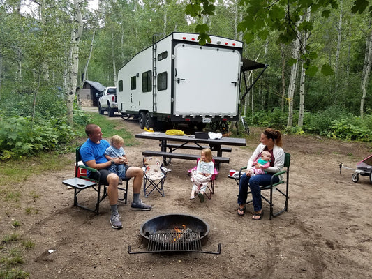 Exploring the Outdoors Together: 12 Recommended Family-Friendly Activities